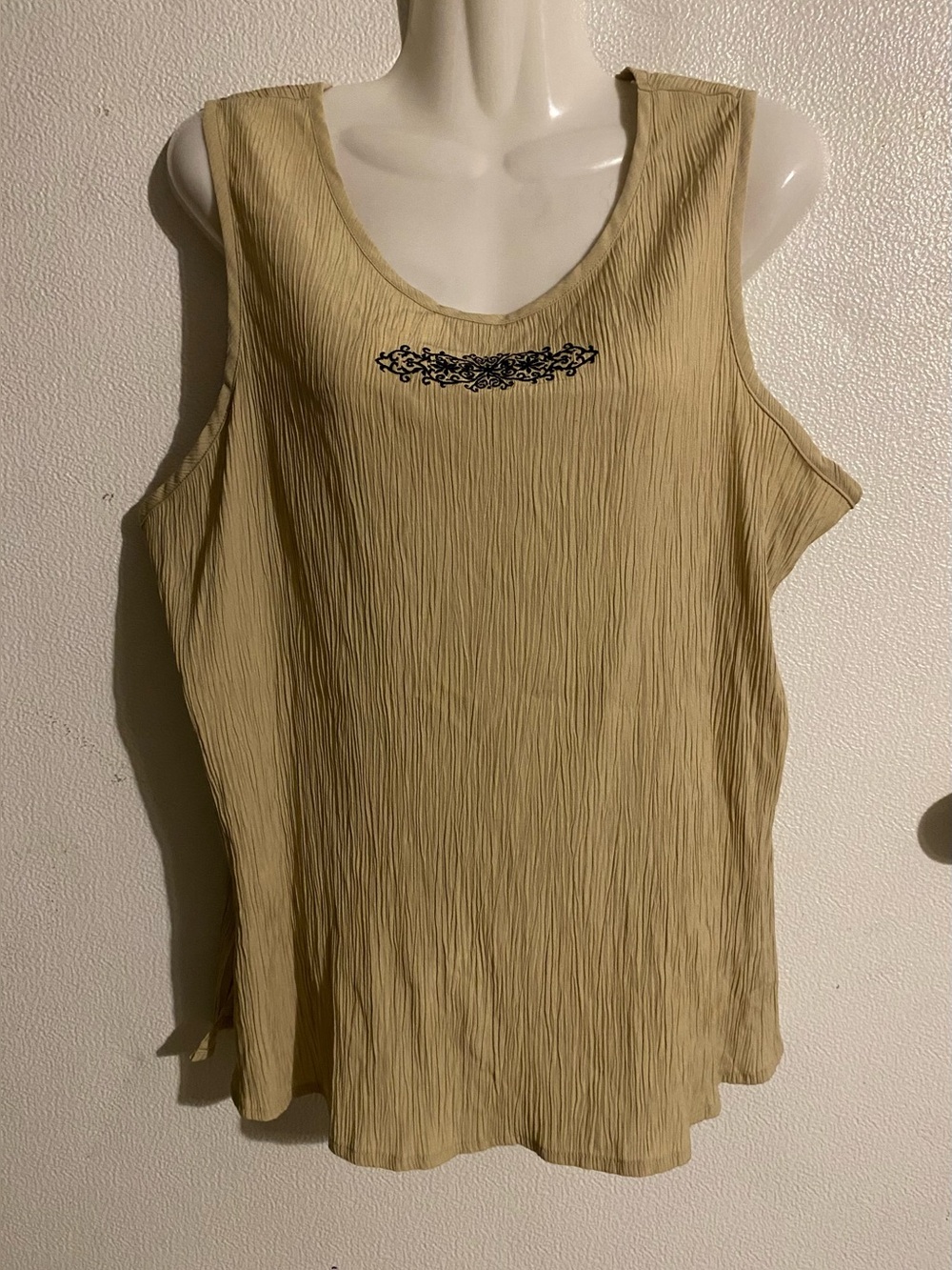 Jaclyn Smith XL sleeveless beige crinkled embroidered top